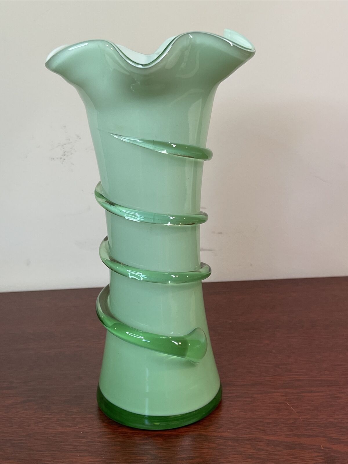UNIQUE Green Glass Vase Swirl green glass accent wrap around. ruffled opening