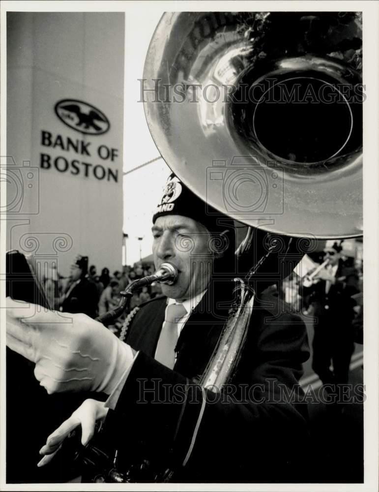 1988 Press Photo Tuba player Fred Parson performs with Springfield Shriners Band