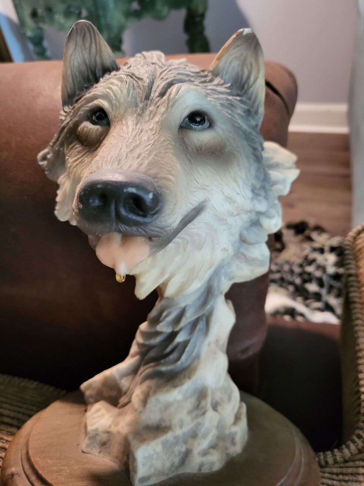 Beautiful Wolf Statue \