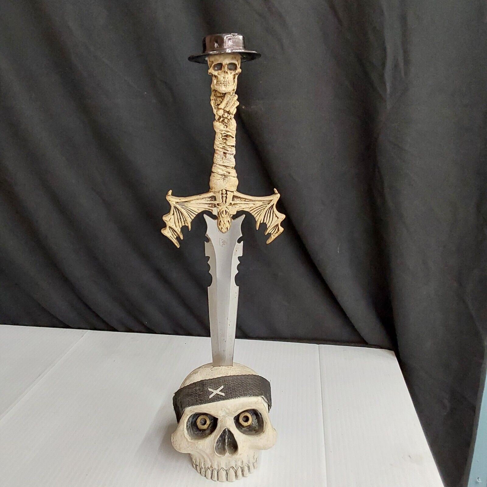 skull and dagger