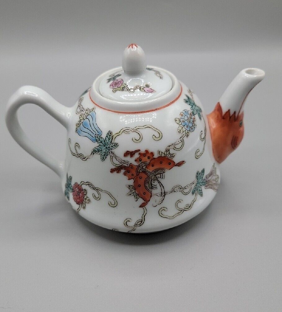 Vintage Chinese Jingdezhen Teapot Porcelain Hand Painted Butterfly Famille