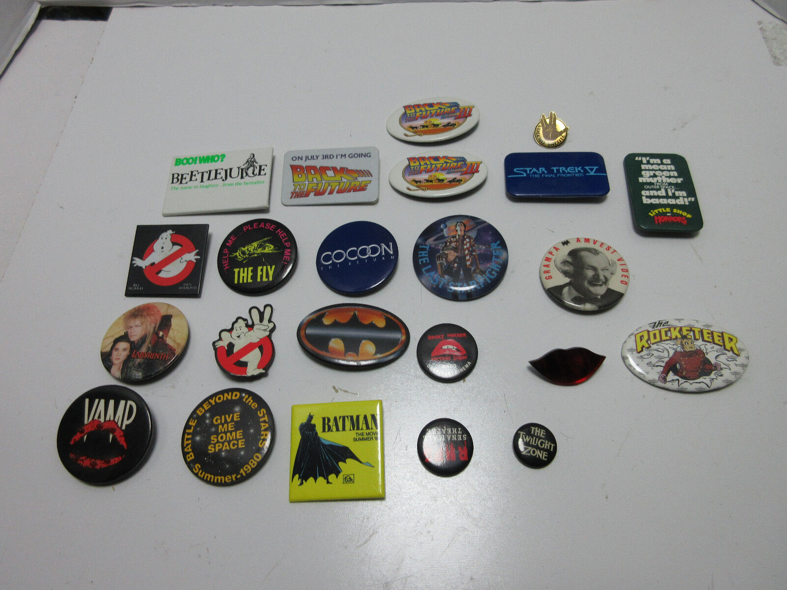 LARGE MOVIE PINBACK LOT - BATMAN, BACK TO THE FUTURE, BEETLEJUICE, THE FLY, VAMP