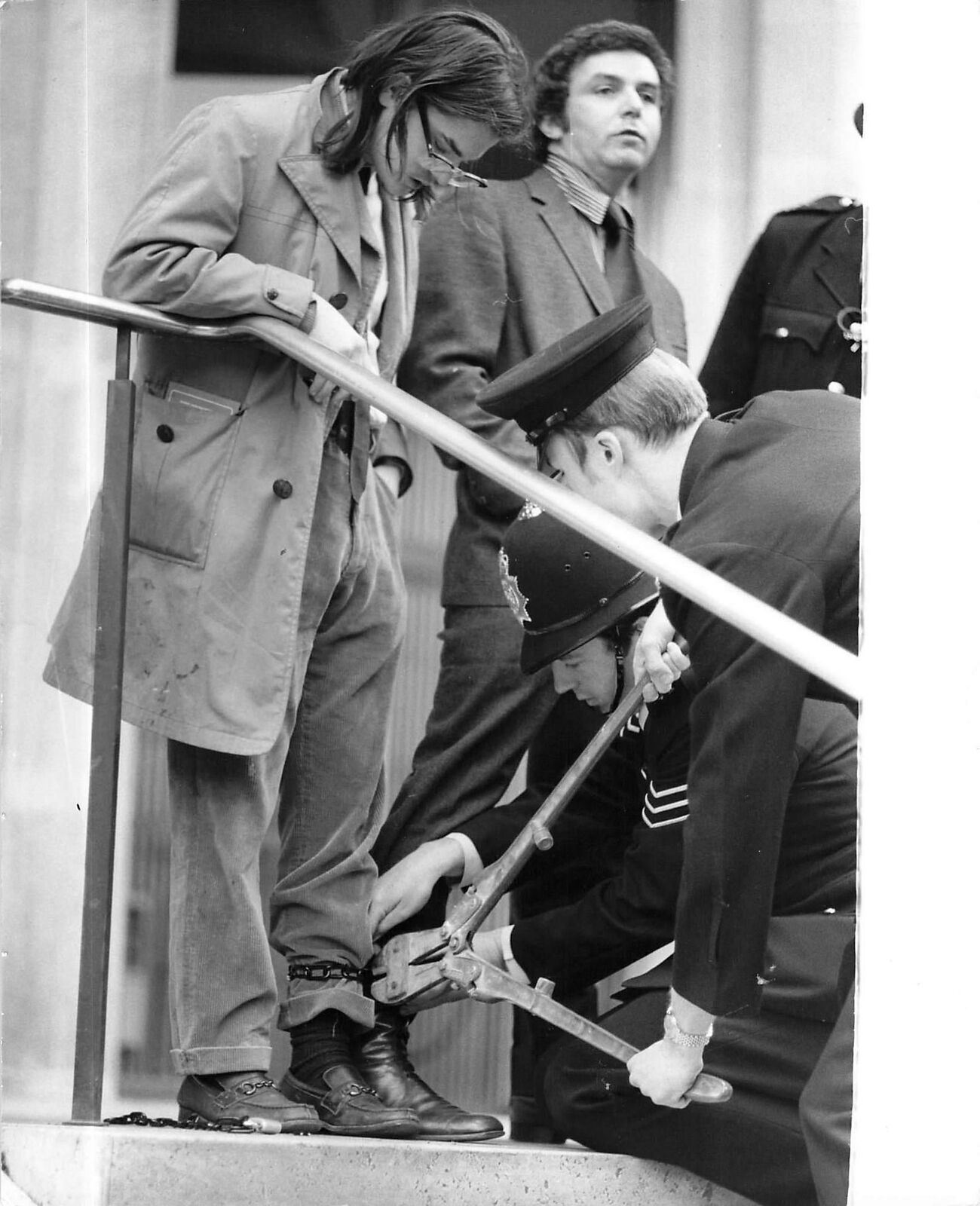 1972 Press Photo Anti Vietnam War Protesters Chained, Police Bolt Cutters London