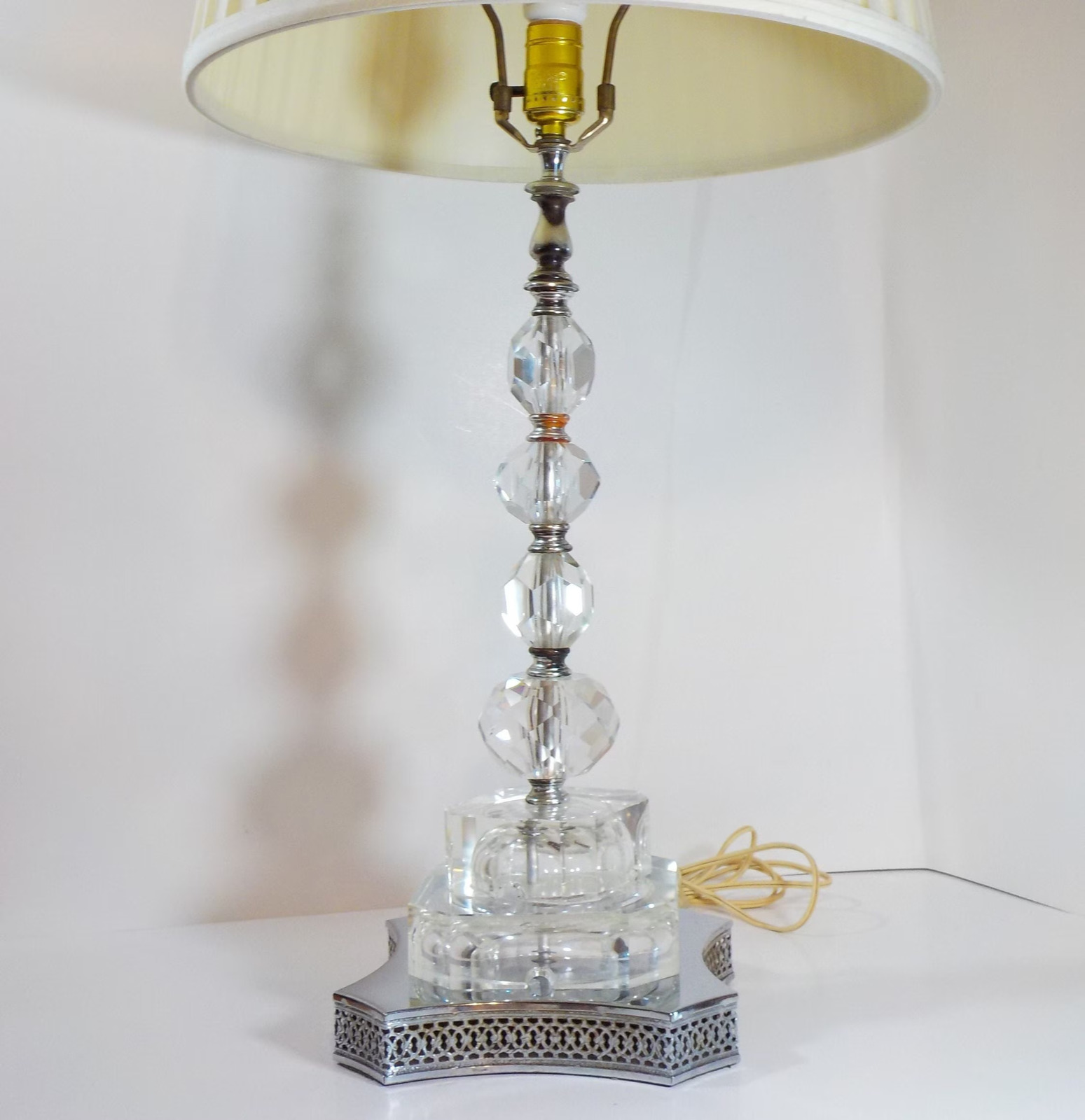 Mid-Century Modern Crystal Balls or stacked Lucite Spheres Table Lamp 1960s