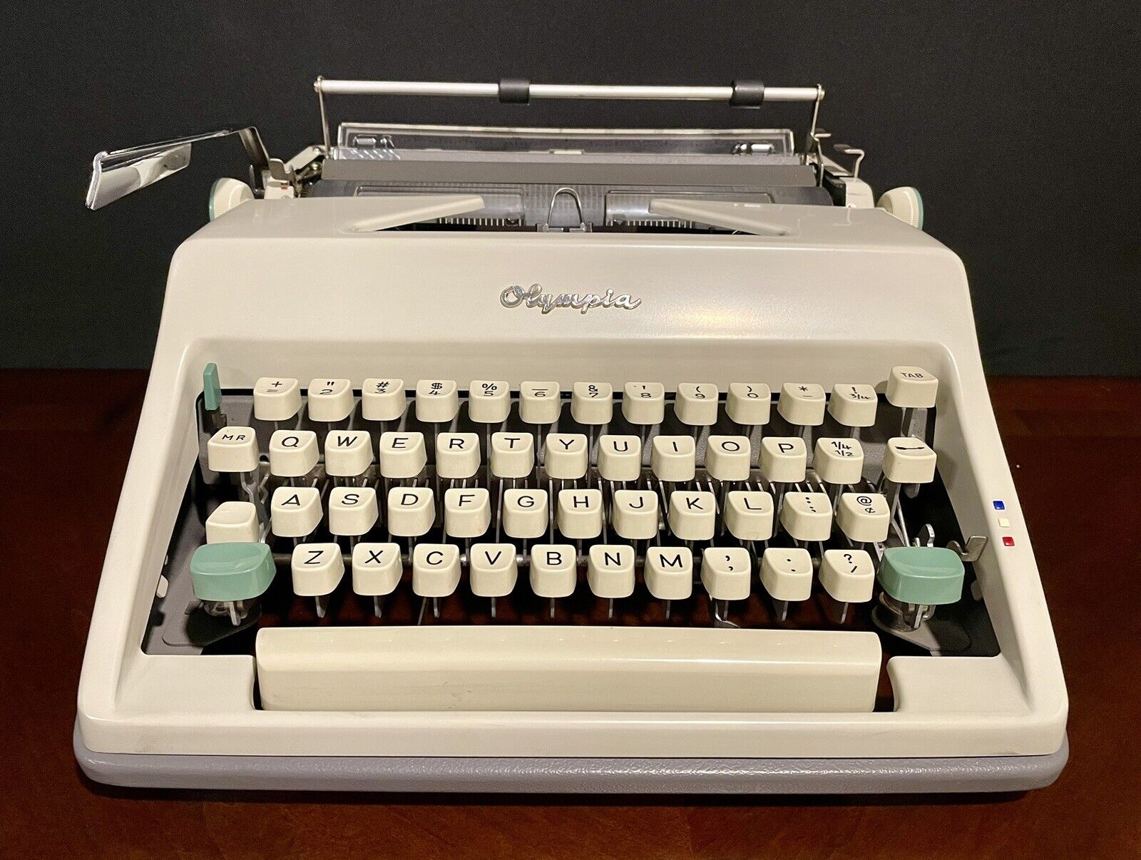 1967 Olympia SM9 Typewriter Excellent Condition Olympia Near Mint German New Ink