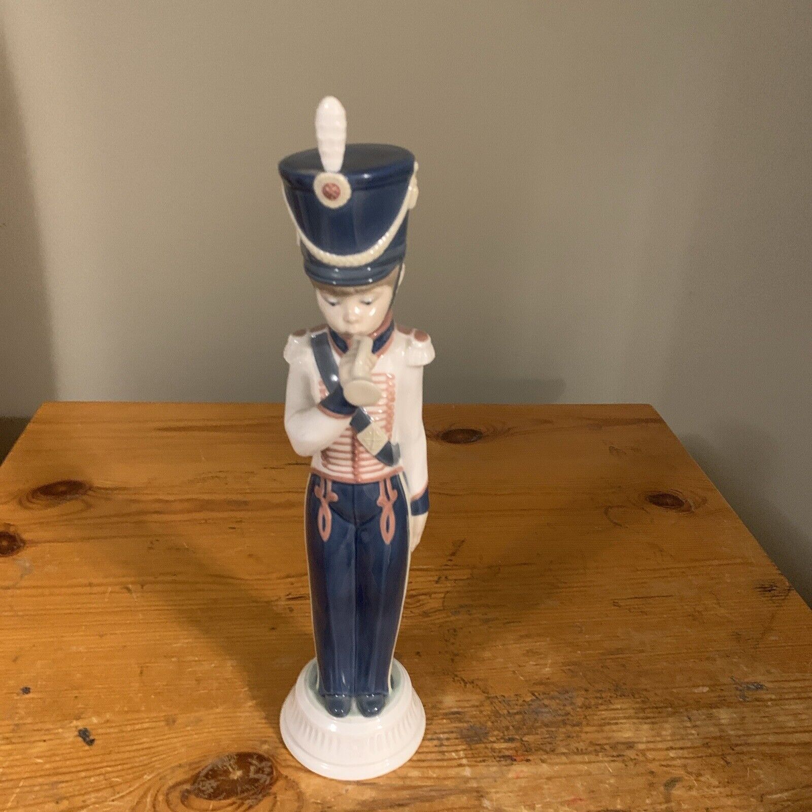 VINTAGE TALL LLADRO PORCELAIN BOY SOLDIER WITH BUGLE - NO. 1166 - EXCELLENT