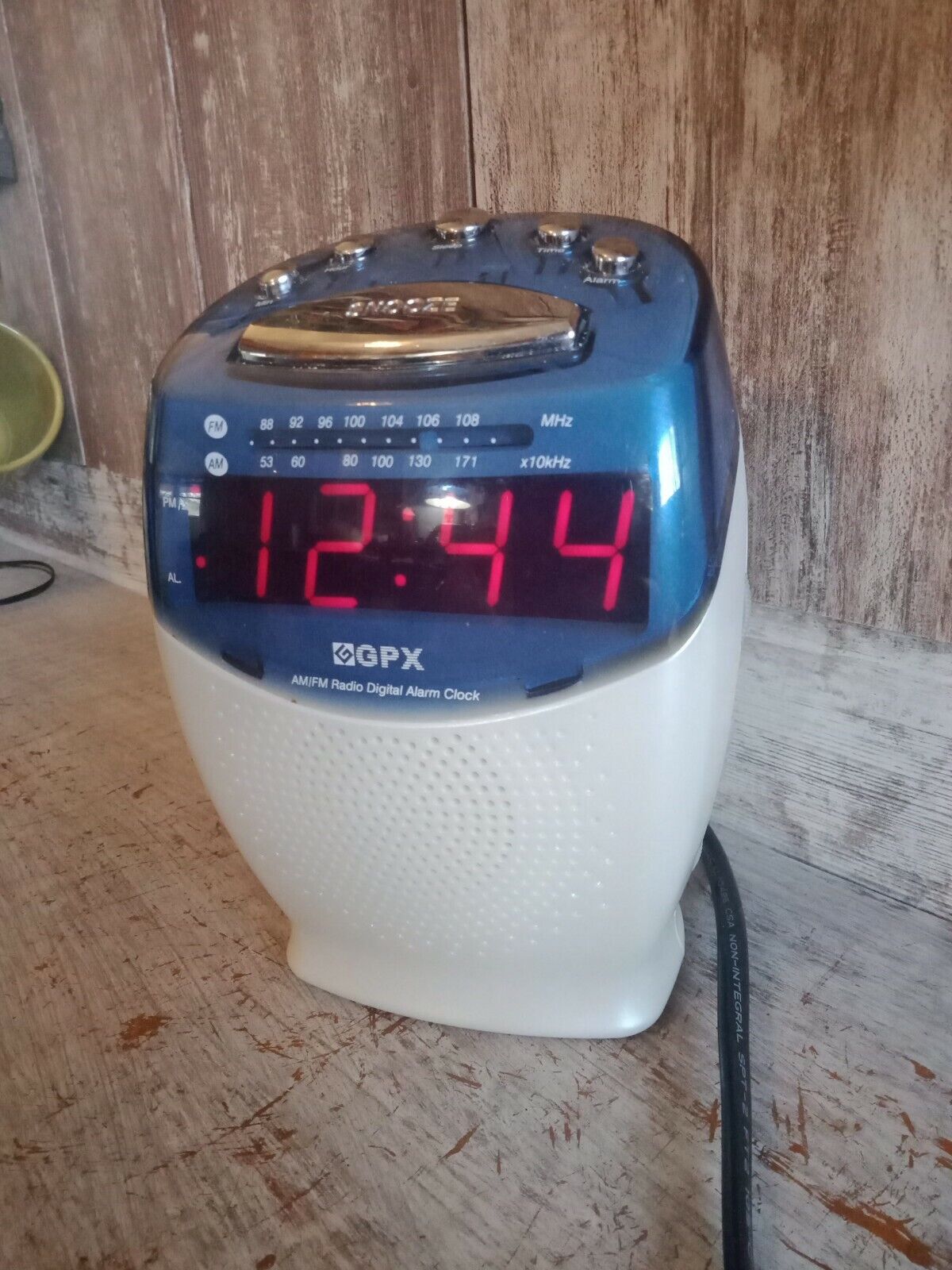 Vintage GPX AM/ FM Radio Digital  Alarm Clock D550W