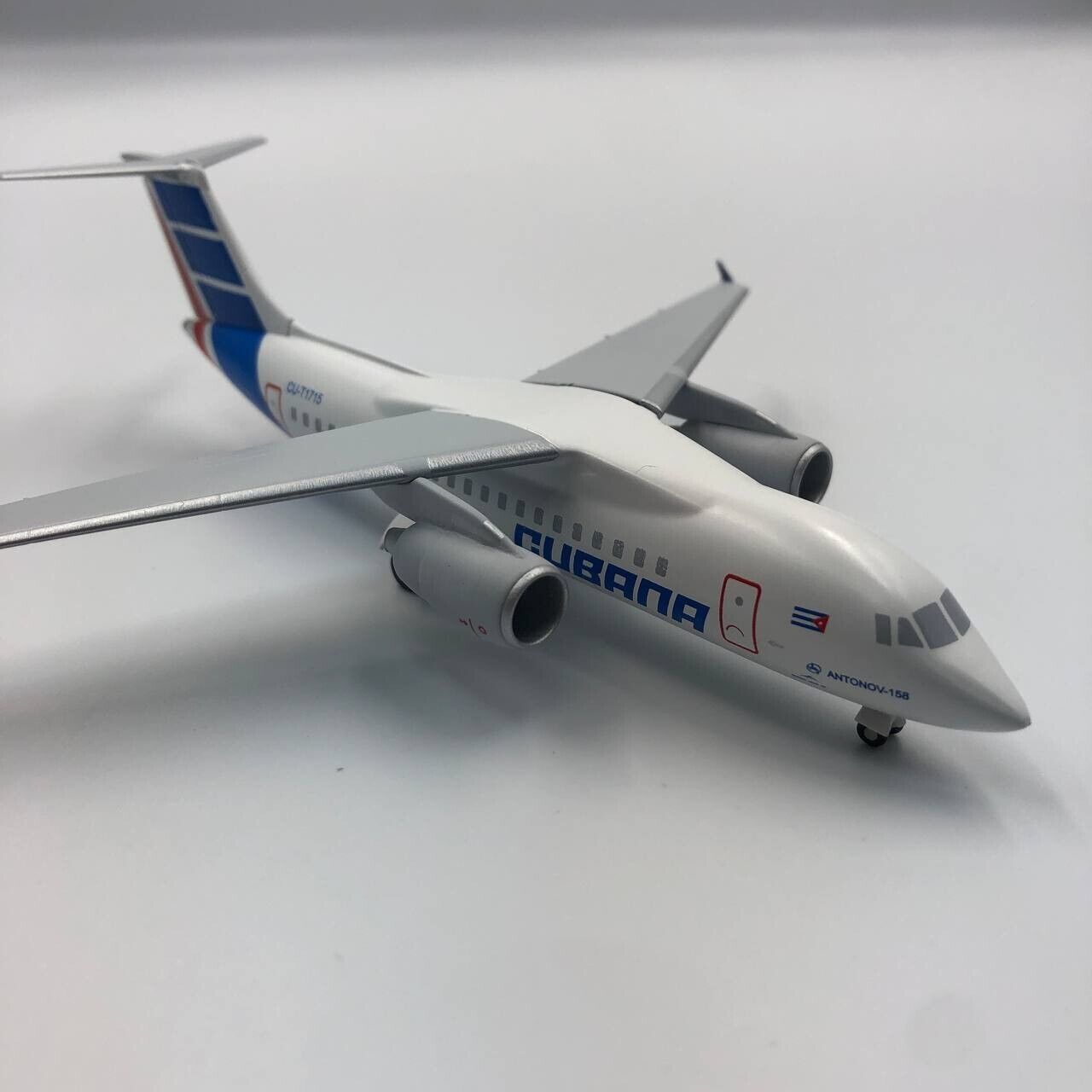 Aircraft model Antonov An-158 Cubana Reg: CU-T1715 scale: 1/200