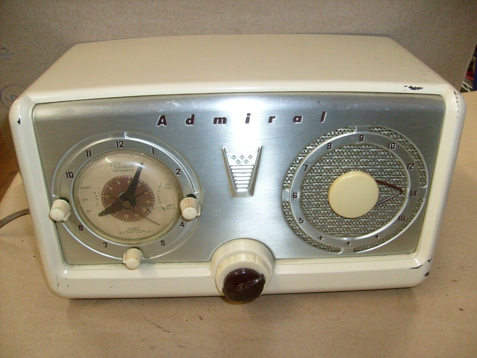 Rare  Admiral Model 5A33 Bakelite + Metal Clock Tube Radio Art deco Mid Century
