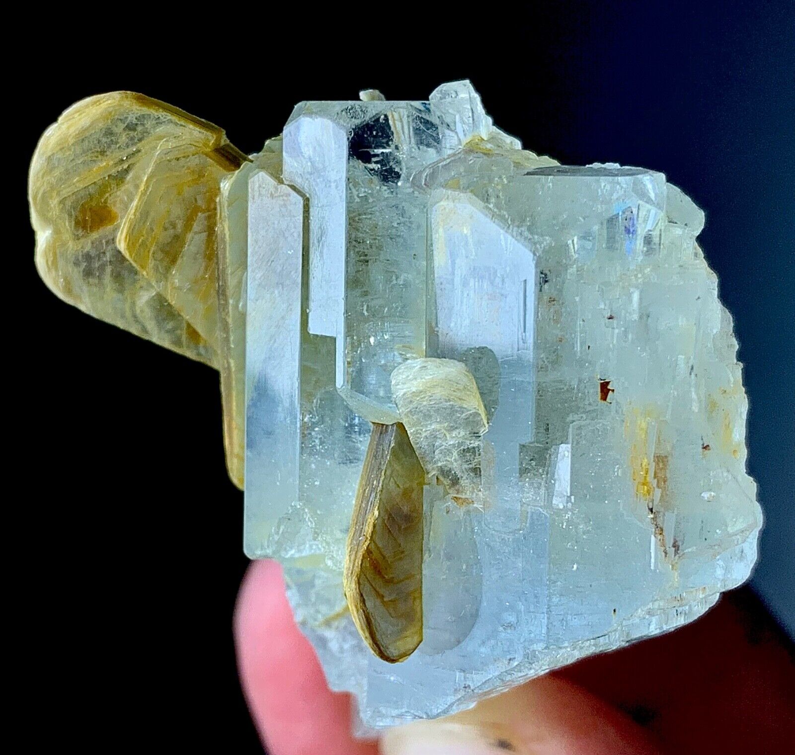 130 Carat Aquamarine Crystal Specimen From Nagar Valley Pakistan