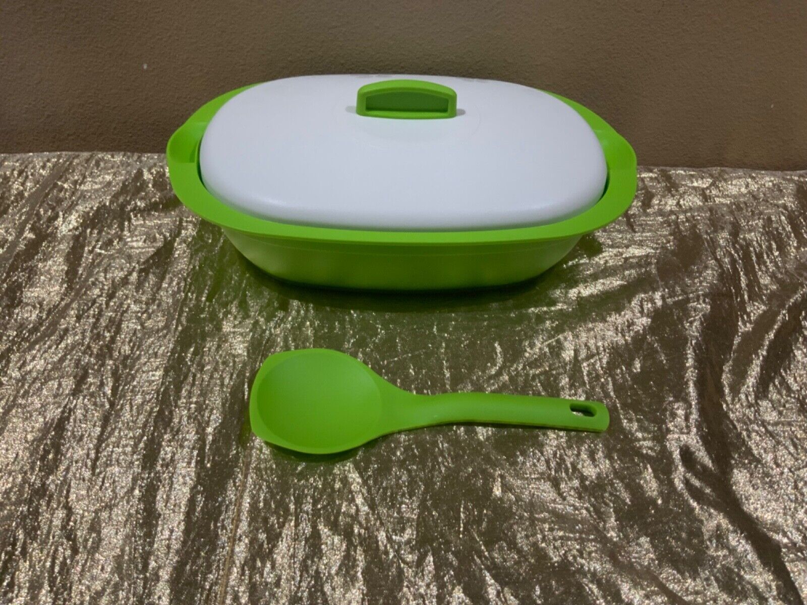 New UNIQUE Tupperware Legacy Rice and Soup Server Bowl with Scoop 1.7L in Green
