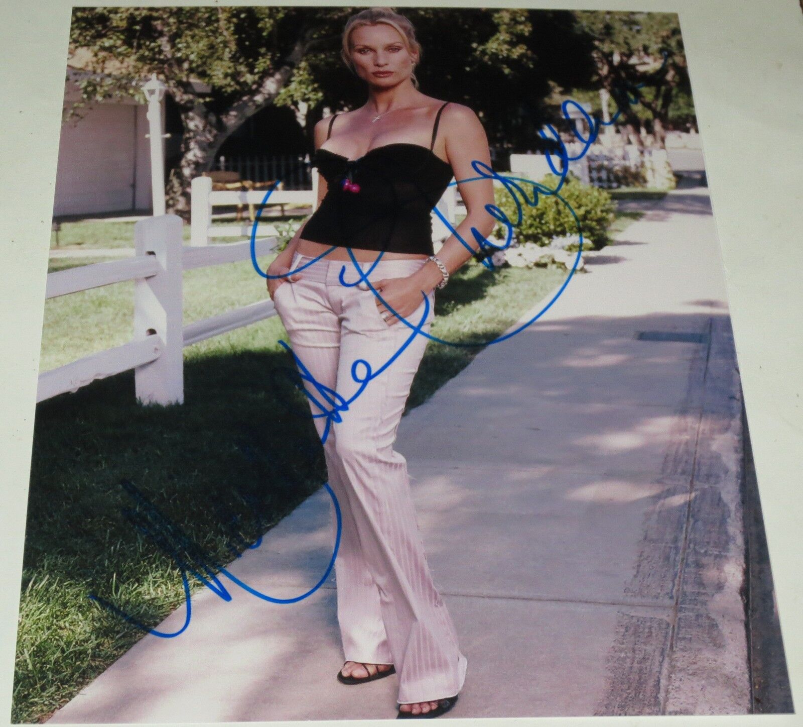 NICOLLETTE SHERIDAN SIGNED 8X10 PHOTO AUTHENTIC AUTOGRAPH DESPERATE HOUSEWIVES 