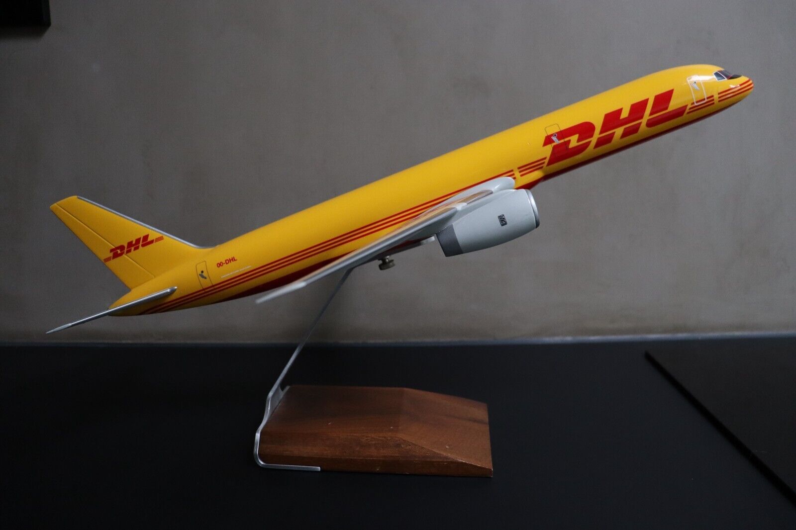 Super rare: PacMin Boeing 757-200F DHL 1/100