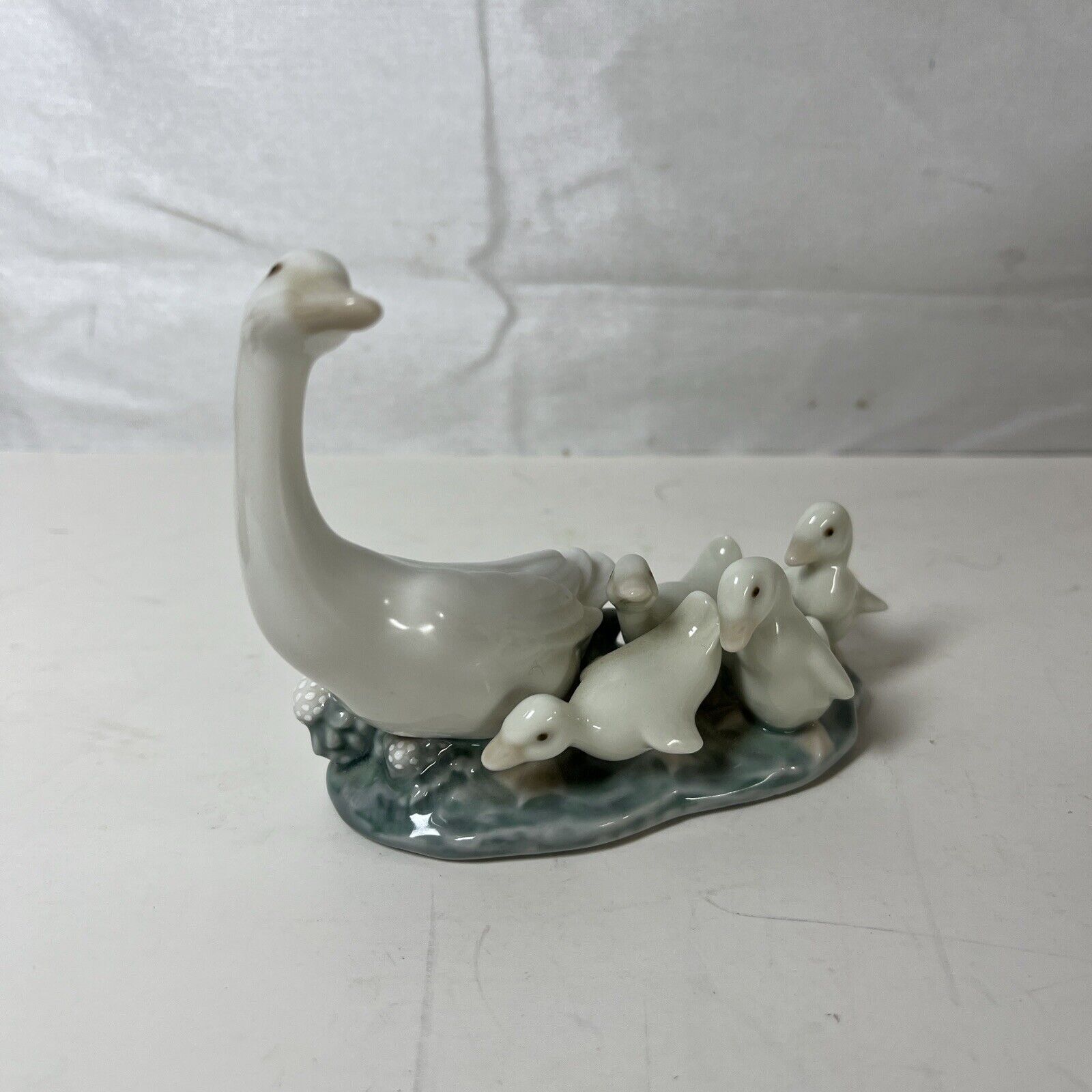 Lladro Porcelain Figurine Little Ducks After Mother Goose Ducklings Family #1307
