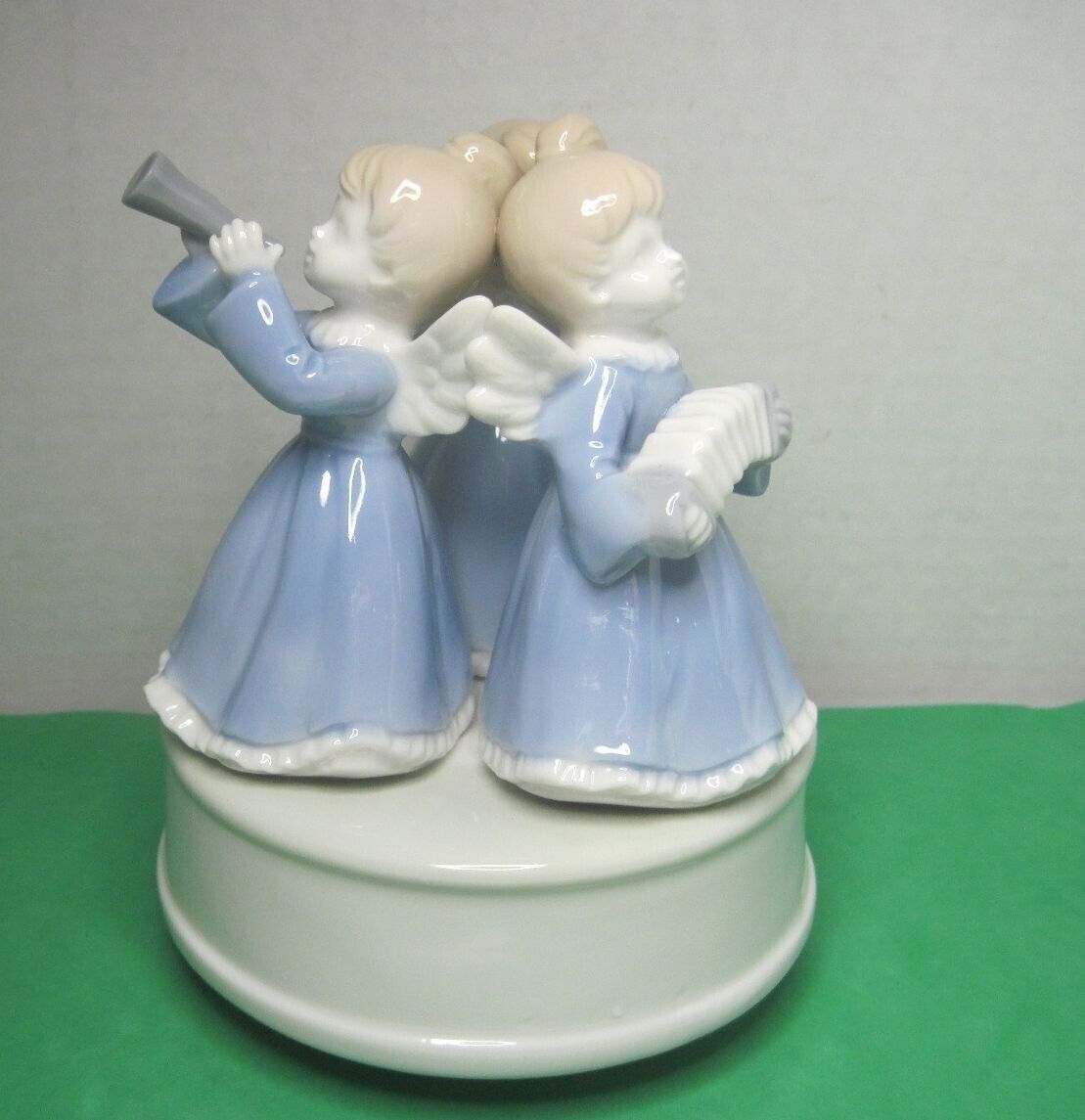 VINTAGE Porcelain Rotating Music Box: Three Angels with Instruments Japan 1970\'s