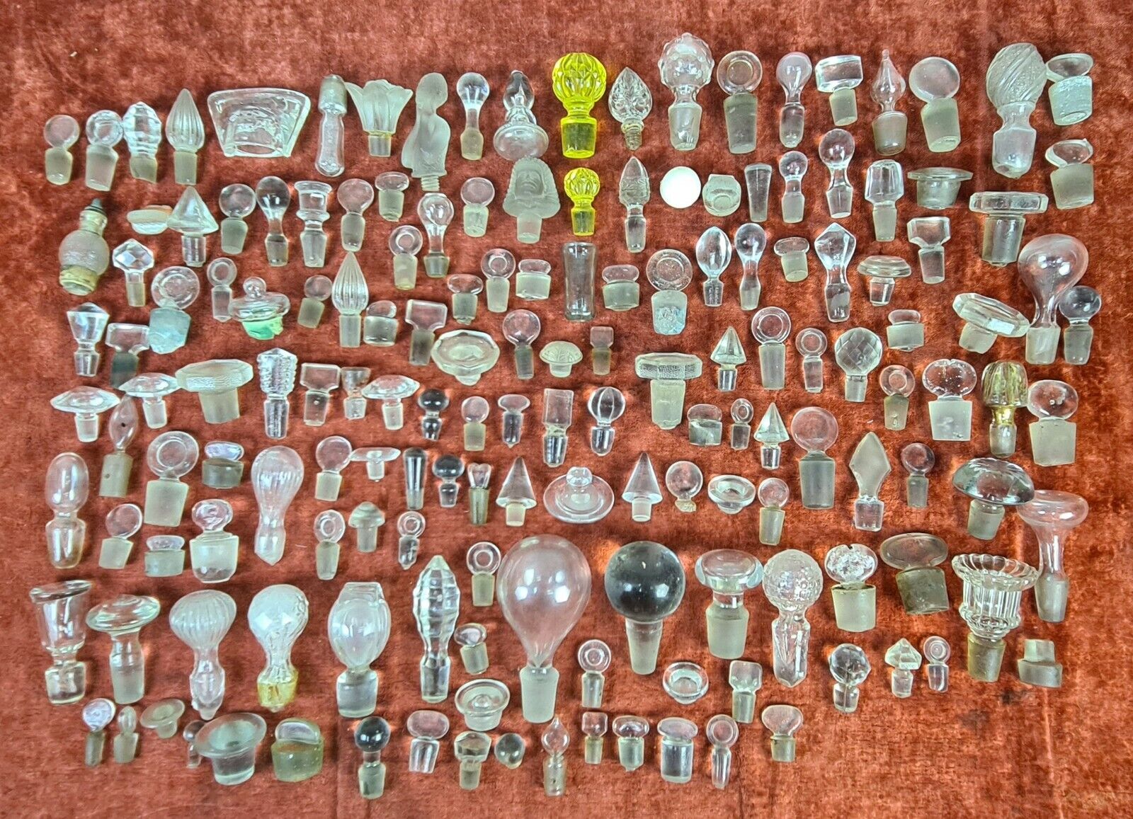 COLLECTION OF 163 CAPS FOR BOTTLES AND BOTTLES. CUT GLASS. XIX CENTURY.