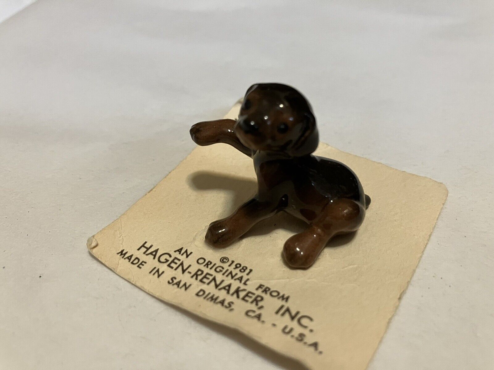 hagen renaker dog puppy figurine 1981 brown & black paw raised shake Read Please