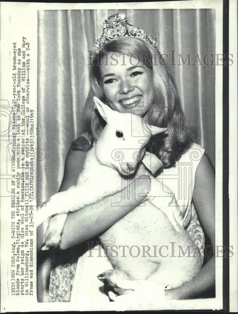 1969 Press Photo Miss Wool of America Frances Mitchell poses with lamb in NY