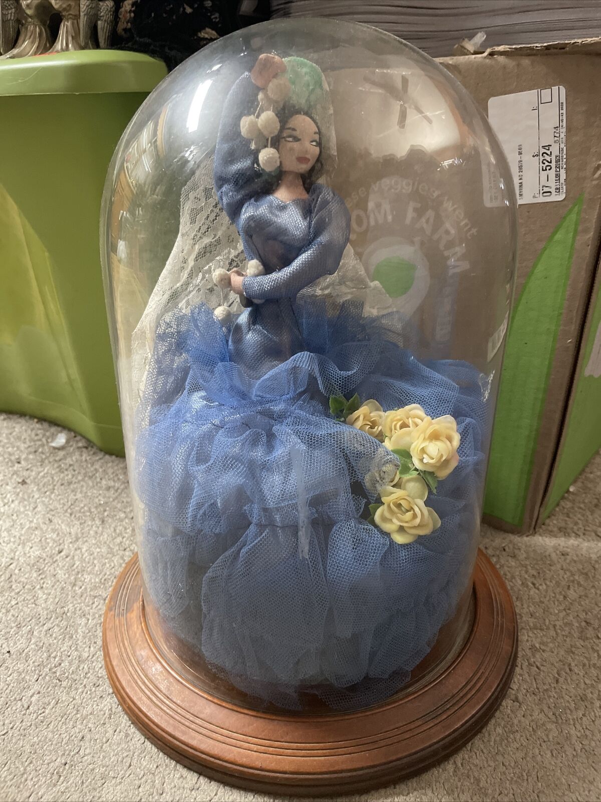 Vintage glorious glass dome With A Vintage Doll Bride?inside