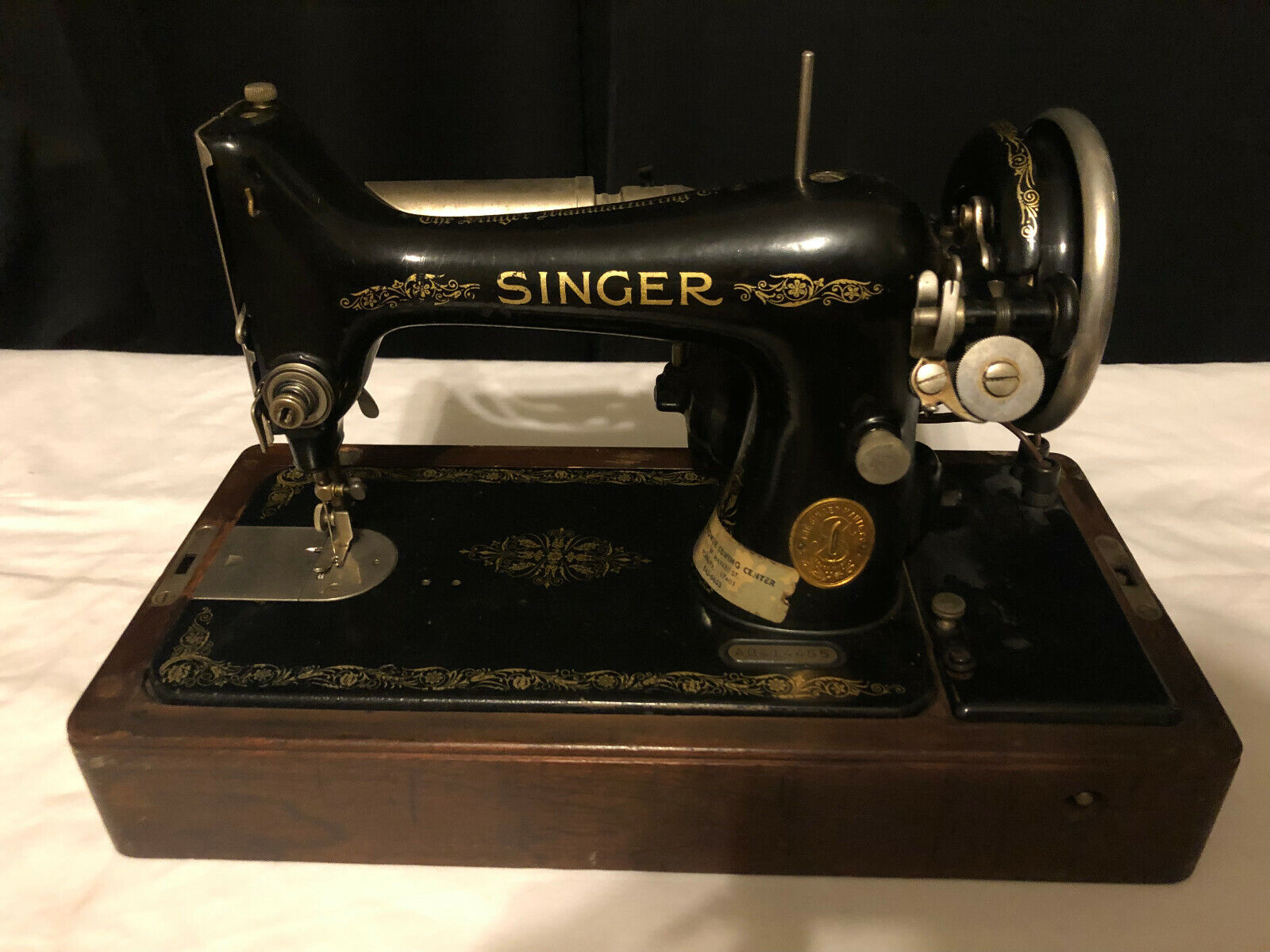 VINTAGE 1926 SINGER ELECTRIC SEWING MACHINE WITH BENT WOODEN CASE - AB414455 