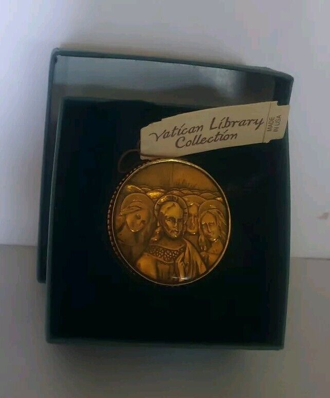 Vintage VATICAN LIBRARY COLLECTION Gold Tone Pillbox w/Jesus & Disciples  New...