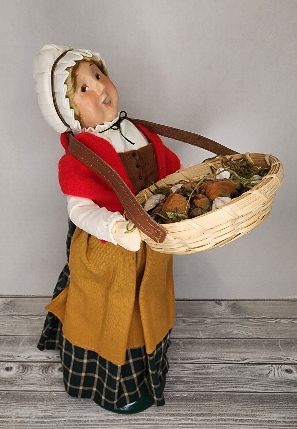 Byers Choice Carolers Woman w/ Crabs In Basket 2005