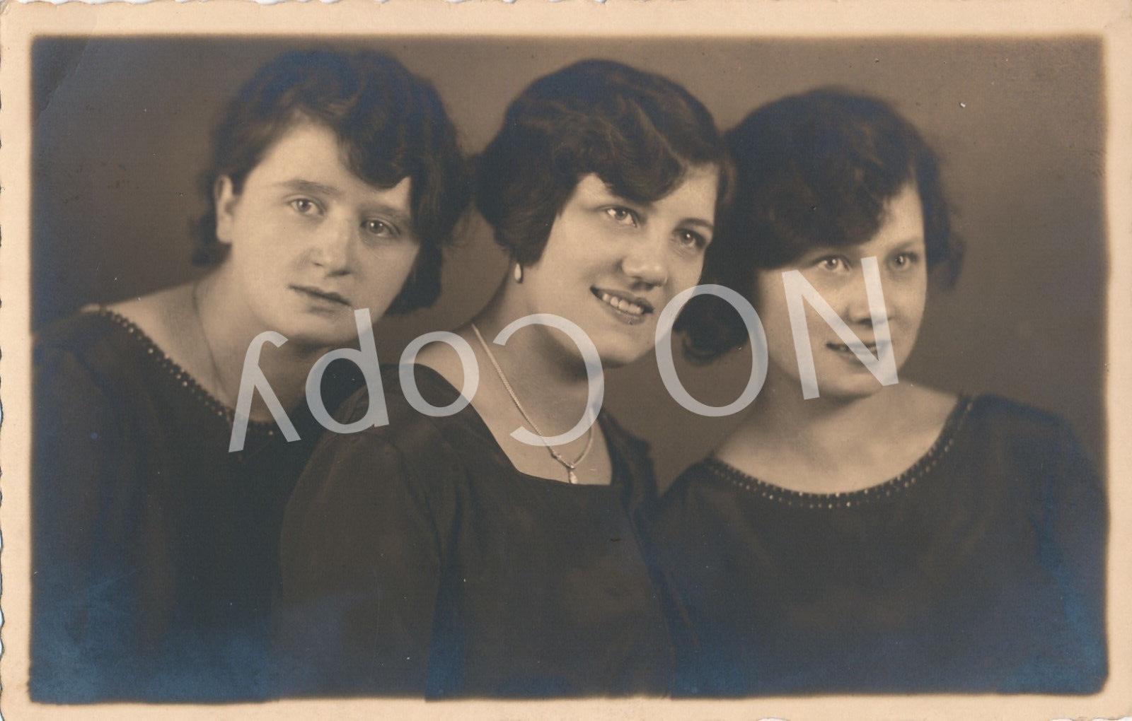 Photo WWII - Portrait 3 Young Ladies Brothers and Sisters Triplets X48