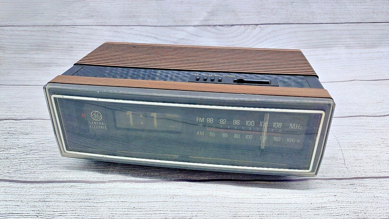 Vintage 1984 General Electric GE Walnut Flip Clock Radio Alarm 7-4305C - Tested