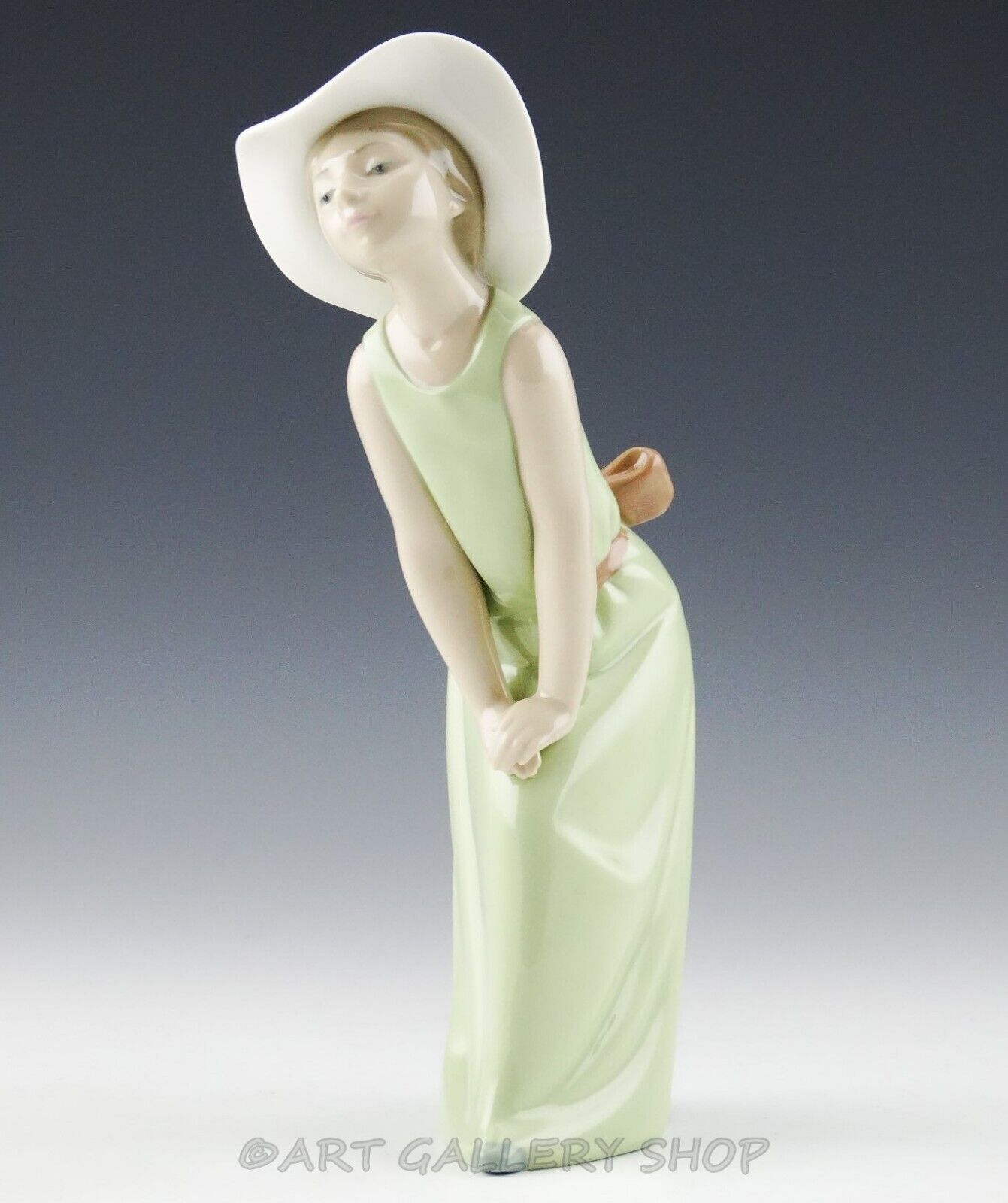 Lladro Figurine CURIOUS GIRL WITH STRAW HATS #5009 Retired Mint