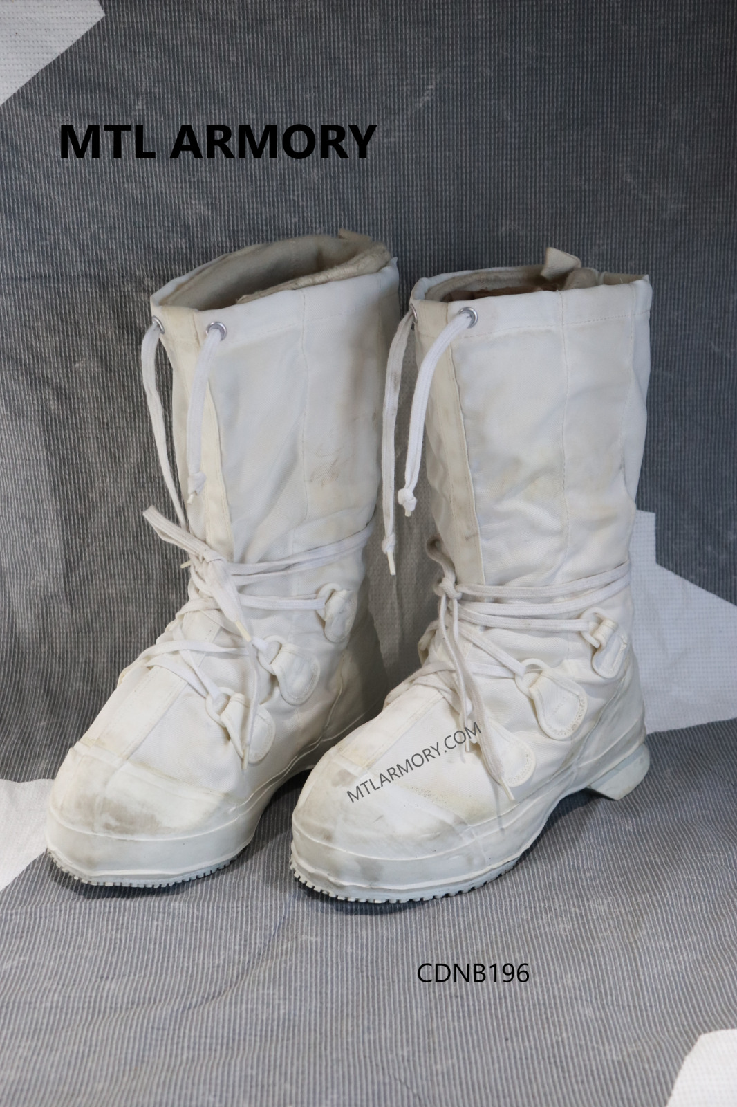 CANADIAN FORCES ISSUED MUKLUKS SIZE 6 M CANADA ARMY  ( MTL ARMORY )
