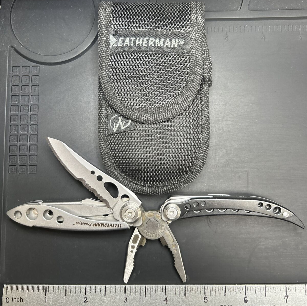 Leatherman Freestyle Stainless Folding Pliers Combo Blade Multi-Tool/Pocketknife