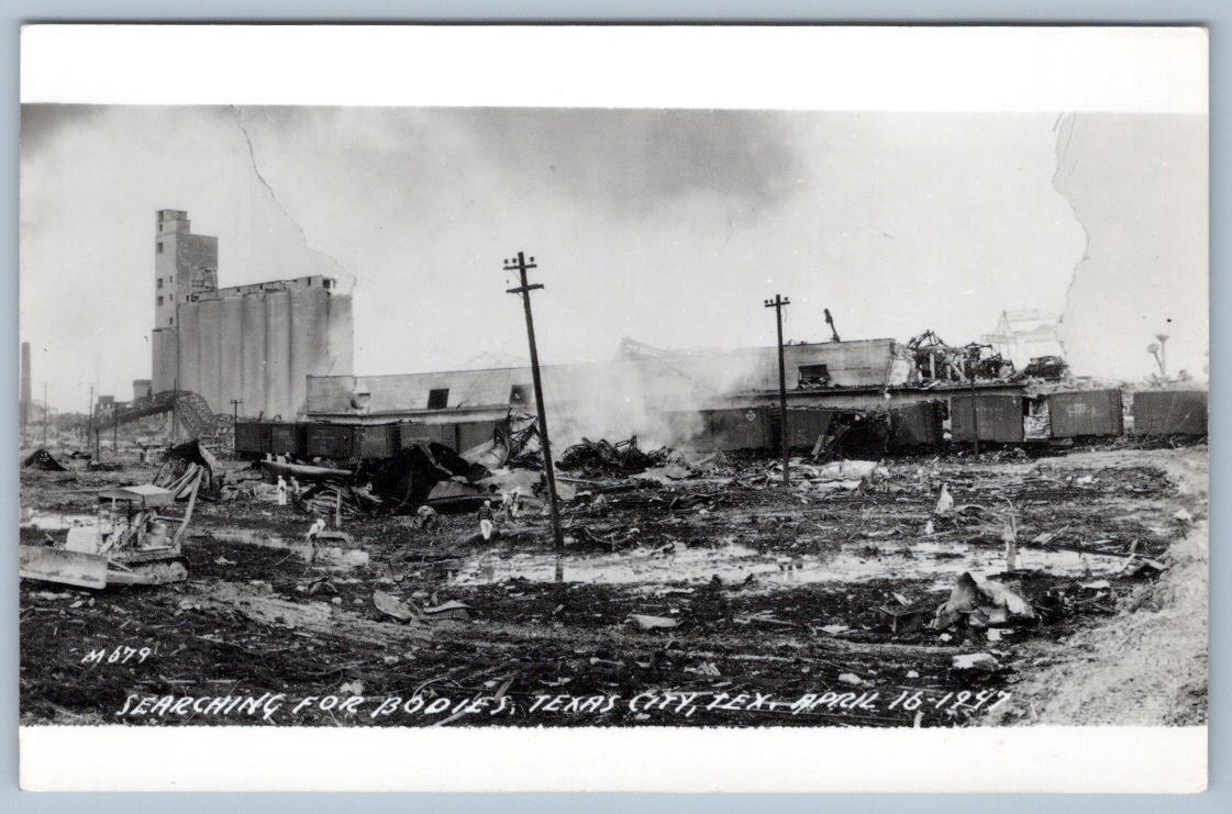 RPPC 1947 TEXAS CITY SEARCHING FOR BODIES M679 (FERTILIZER EXPLOSION DISASTER)