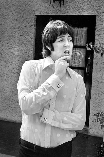 Beatles singer Paul McCartney relaxing in the grounds of his f- 1968 Old Photo 1
