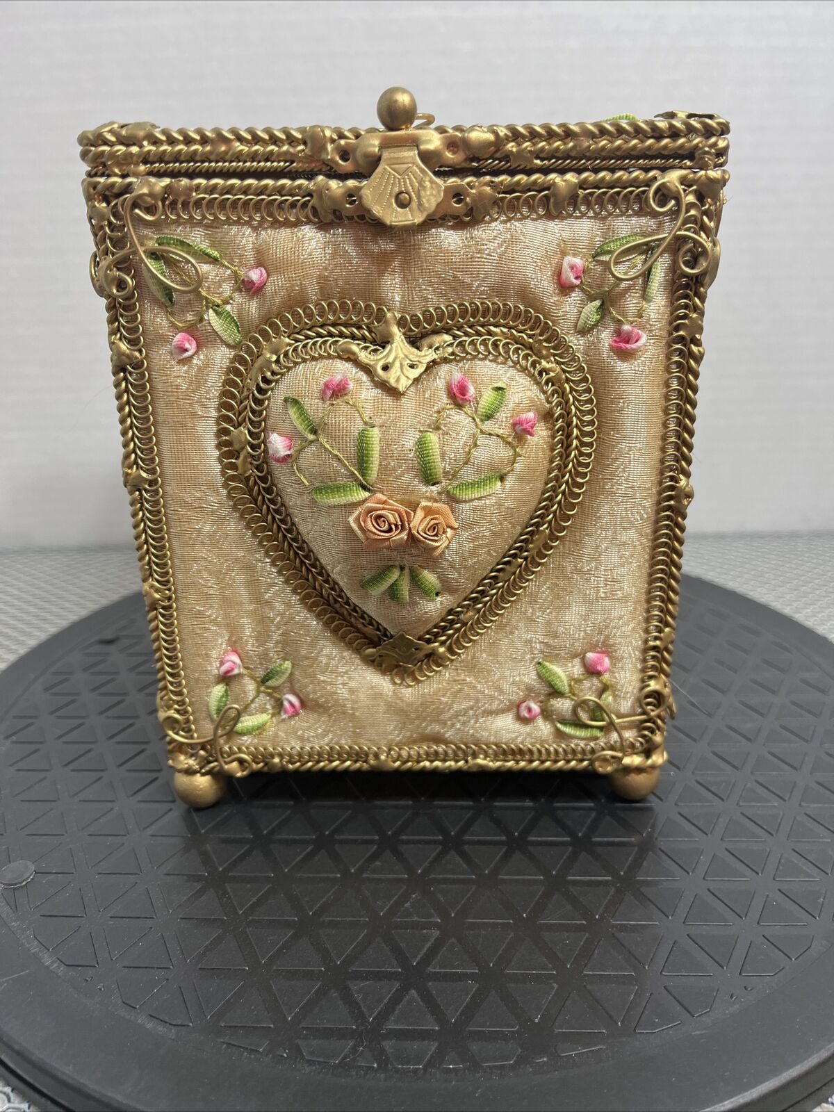 VINTAGE EQUISITE LUXURY FILIGREE TUFTED EMBROIDERED TISSUE BOX COVER