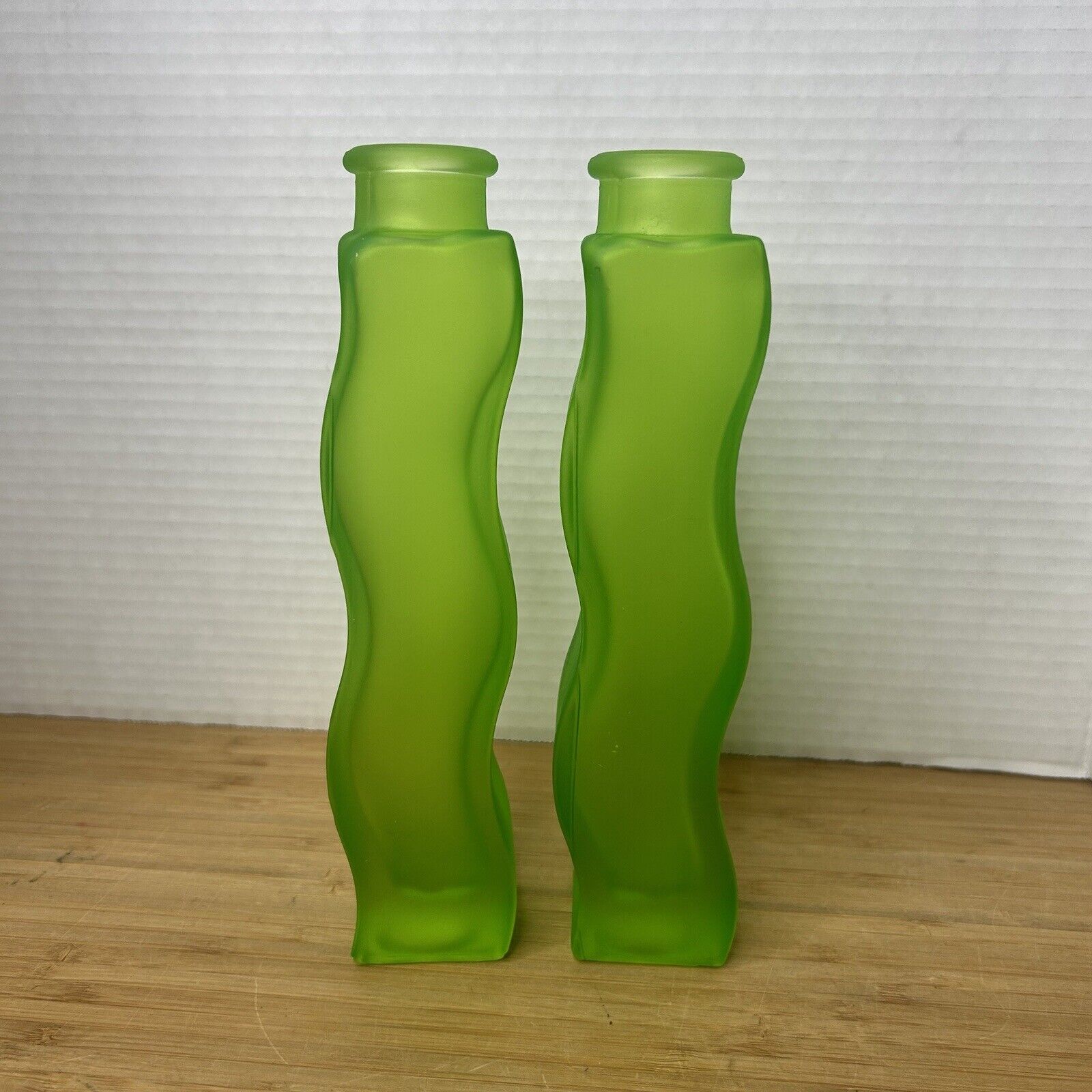 IKEA Skämt Lime Green Frosted Glass Wavy Squiggle Bud Vase