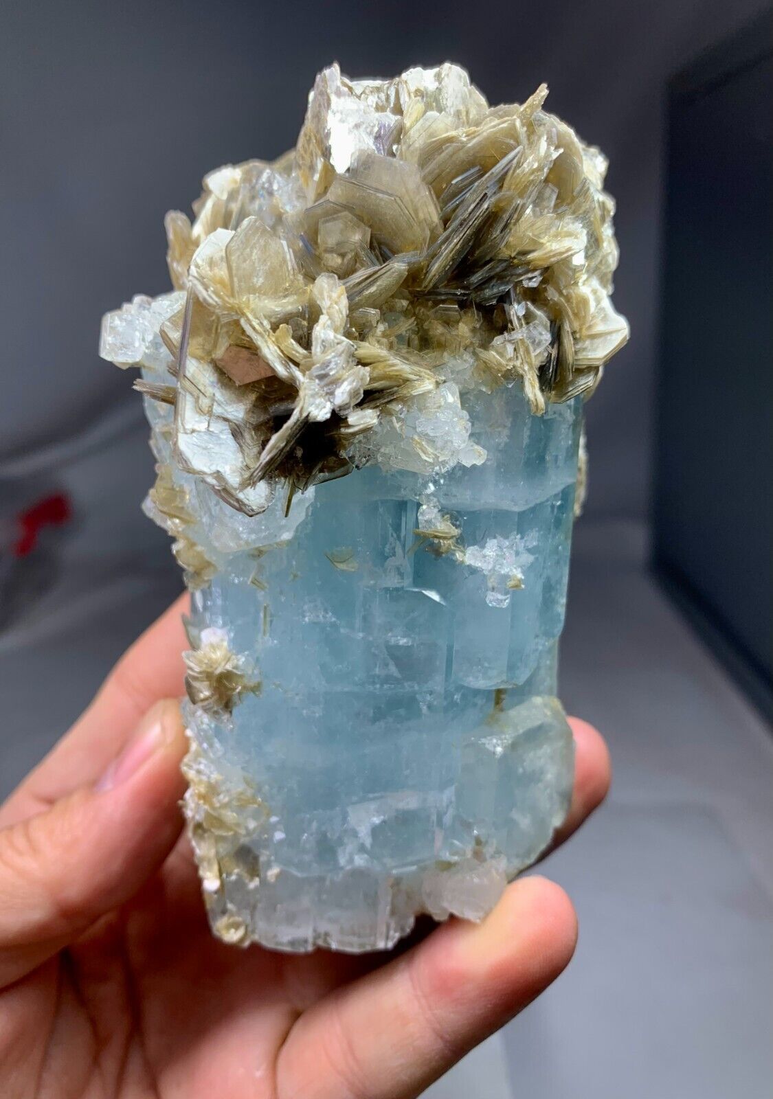 650 Gram Very Aesthetic Terminated Aquamarine Crystal Combine With Muscovite
