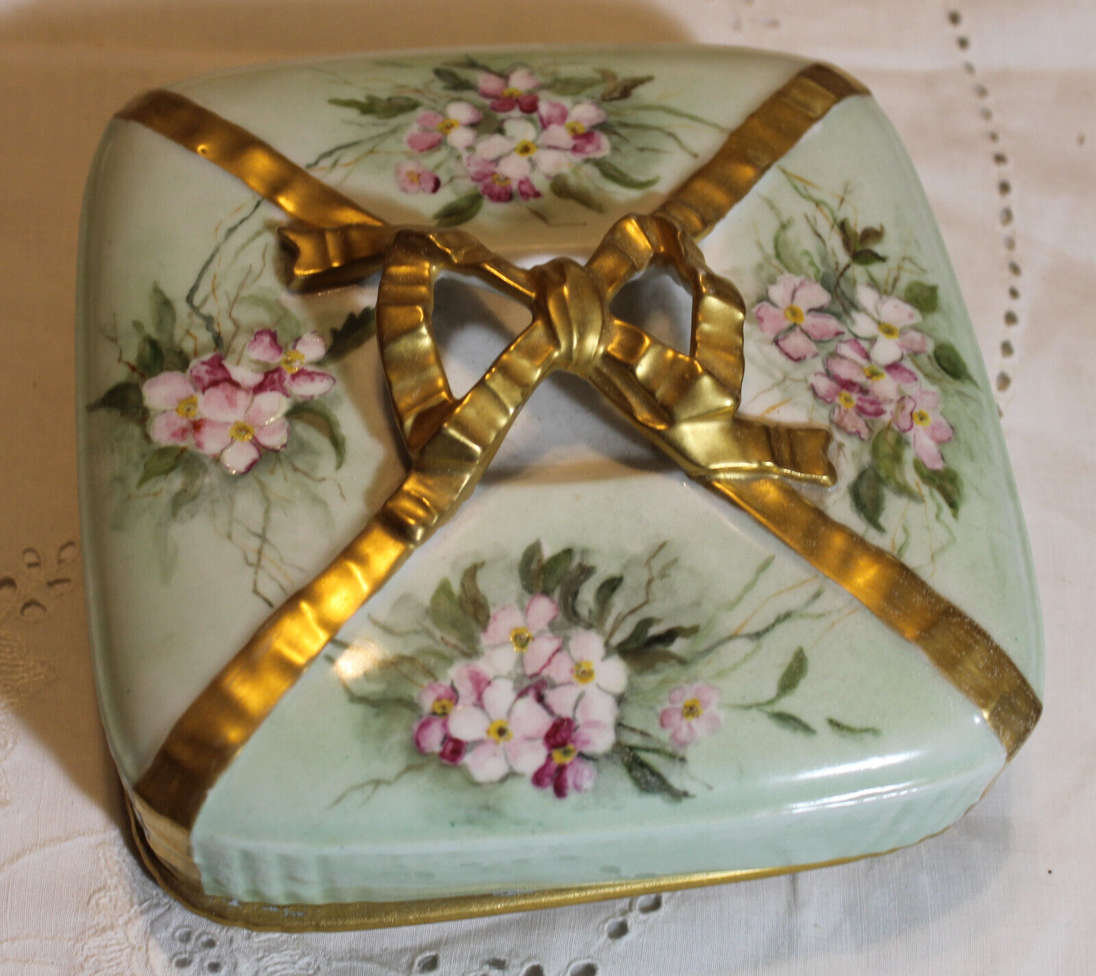 EXQUISITE LIMOGES HANDPAINTED  GOLD RIBBON DISPLAY BOX DECORATED BY BW \'97