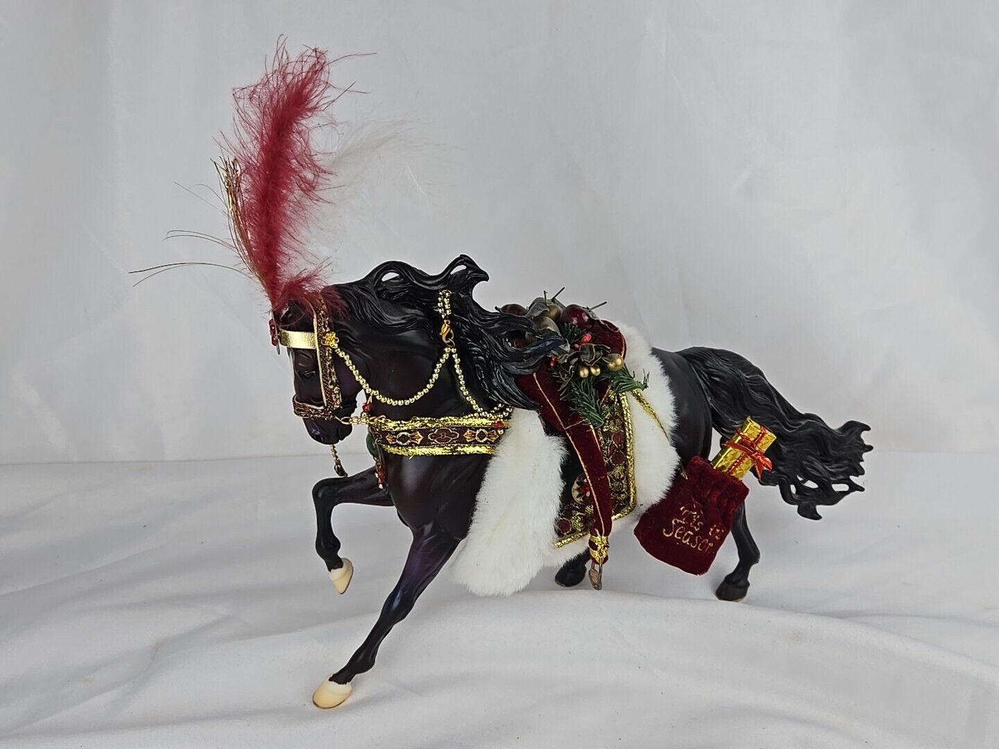Breyer Seasons Greeting Christmas Horse 2005 “Tis The Season”.