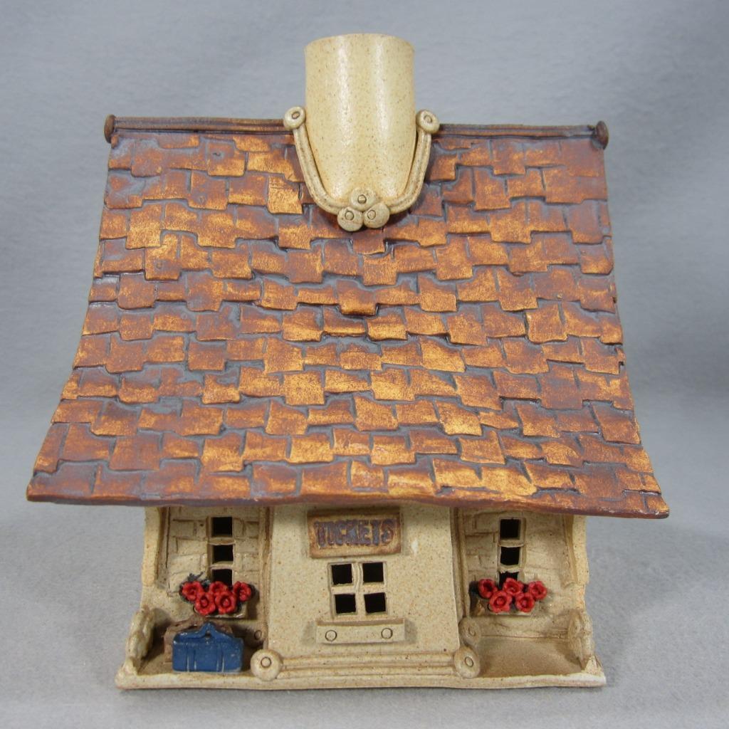 Windy Meadows Pottery Candle House 1989 Country Lane Miniature Train Depot