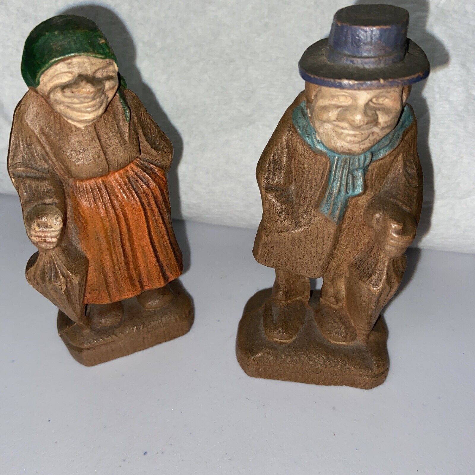 Vintage Syroco Granny and Grandpa Figurines With Umbrellas (O)