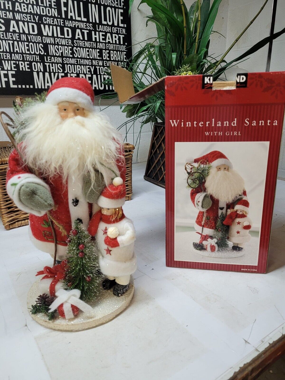 kirkland wonderland santa with girl / r4 d25