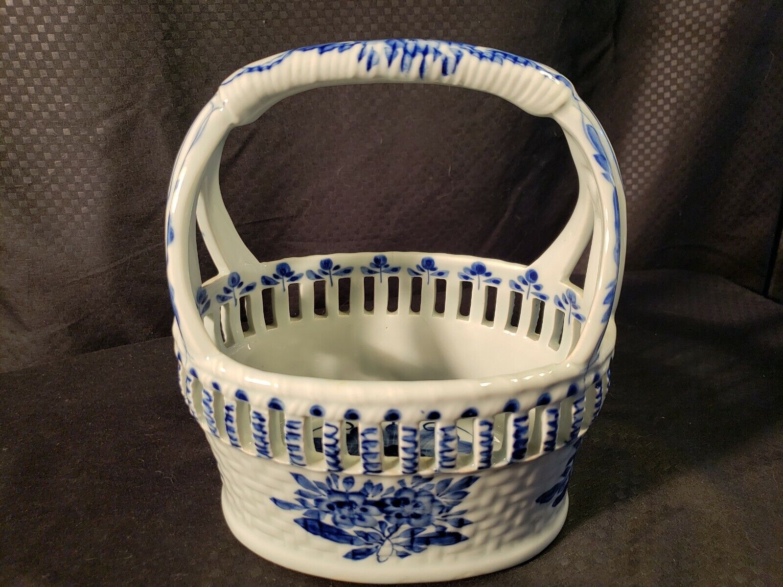 Vintage Handpainted Cut Out Ceramic Fruit Snack Basket White Blue Flower Handle 