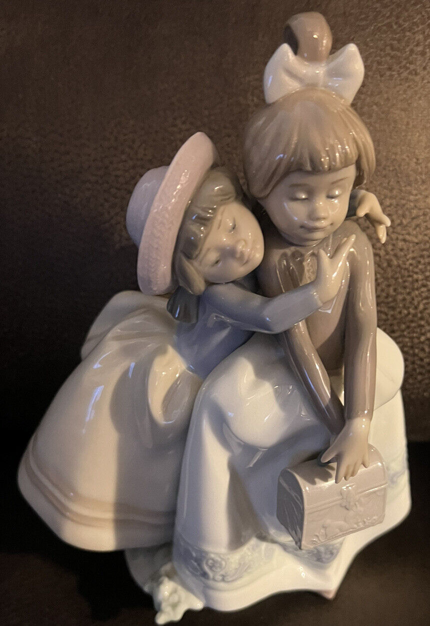 LLADRO 5720 Sharing Secrets Retired Mint Condition No Box Rare Hard to Find