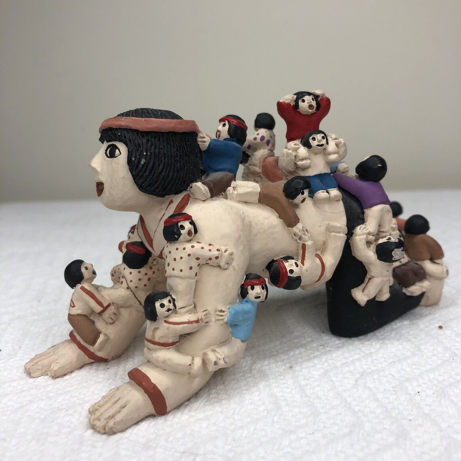 Vintage Native American Pottery Crawling Storyteller Figure With 25 Children