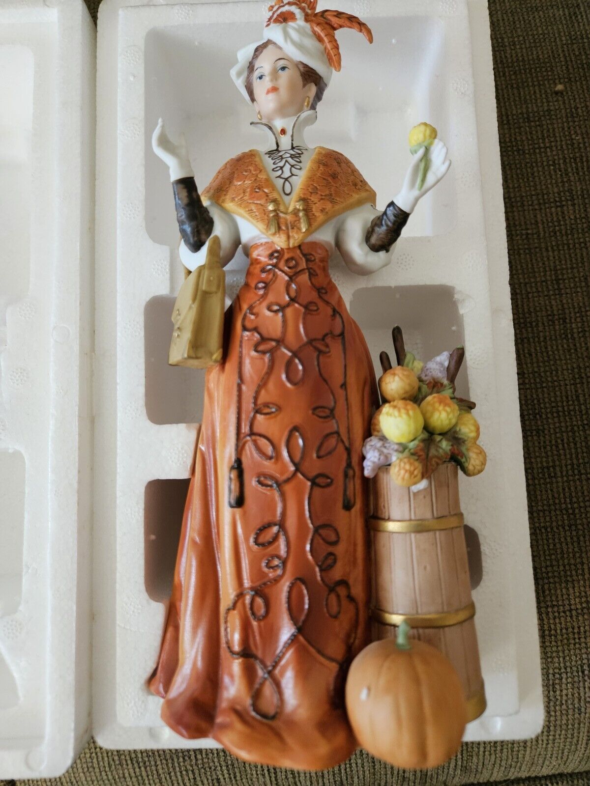 Vintage Avon 1991 Mrs Albee Presidents Club Award Porcelain Figurine
