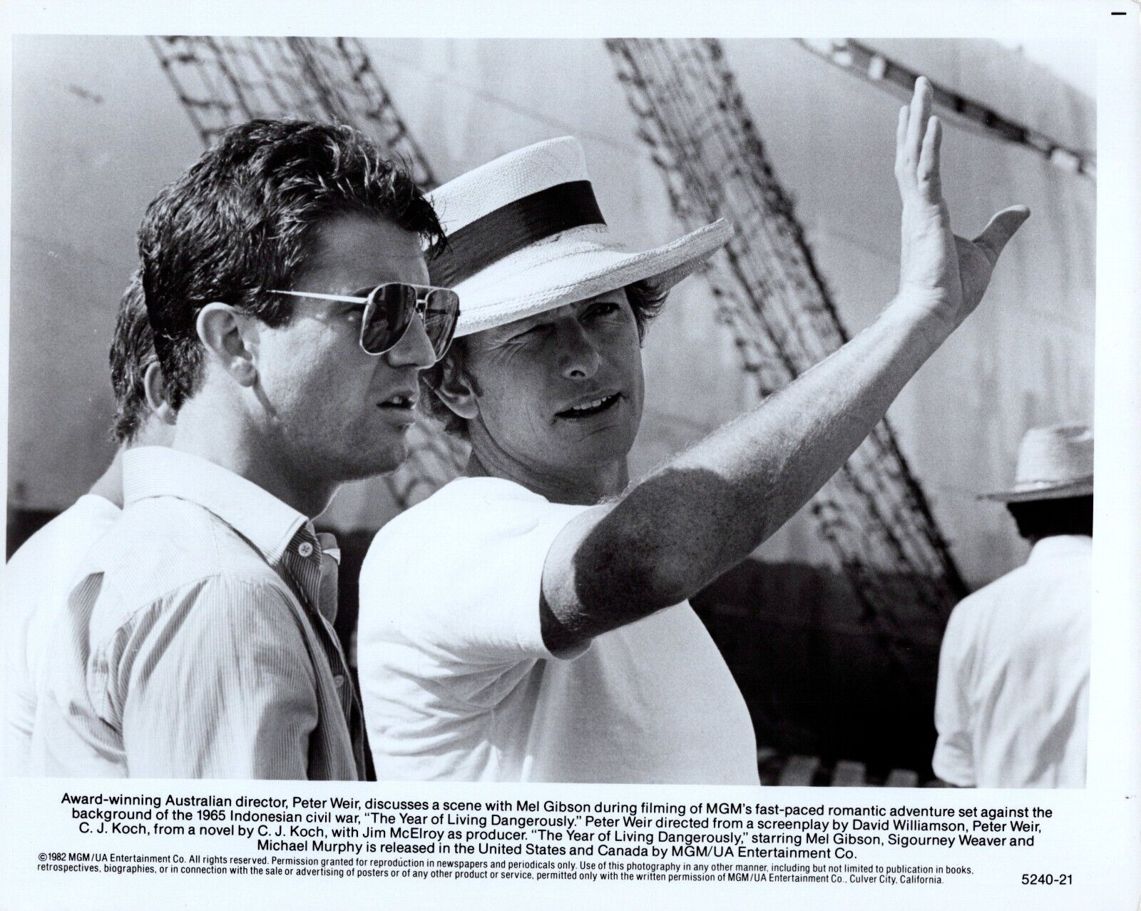 Mel Gibson + Director Peter Weir (1982) ❤ Backstage Original MGM Photo K 468