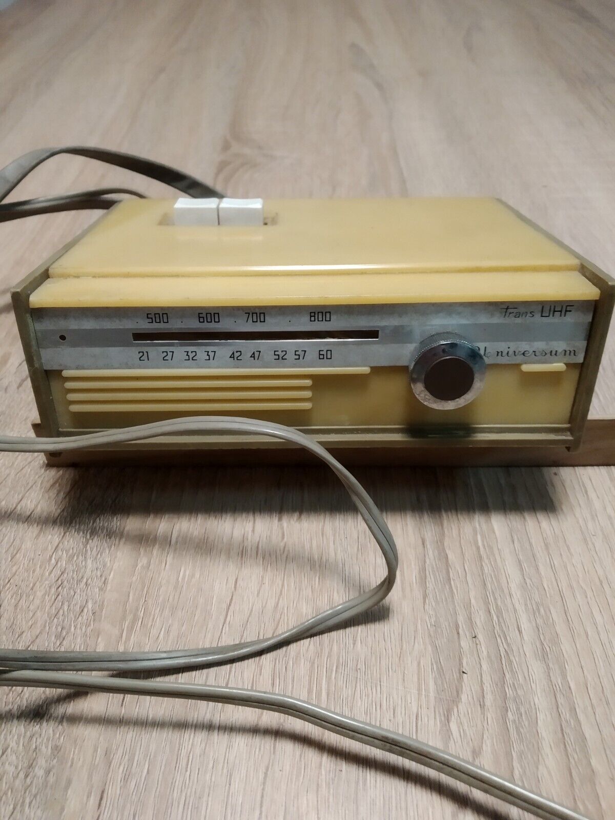 Vintage vintage trans UHF universum radio . 1950-60