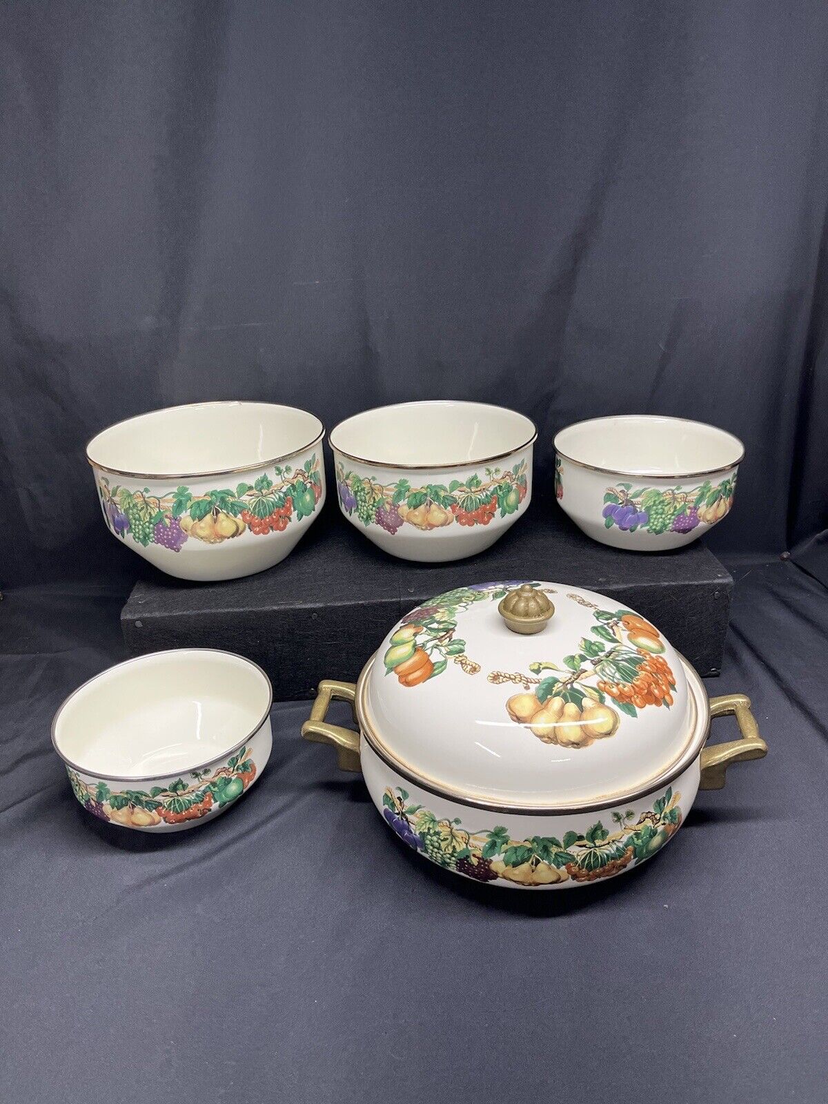 Vintage Tabletop’s Unlimited Ceramic Pot With Lid (4) Mixing Bowl Set SEE PICS