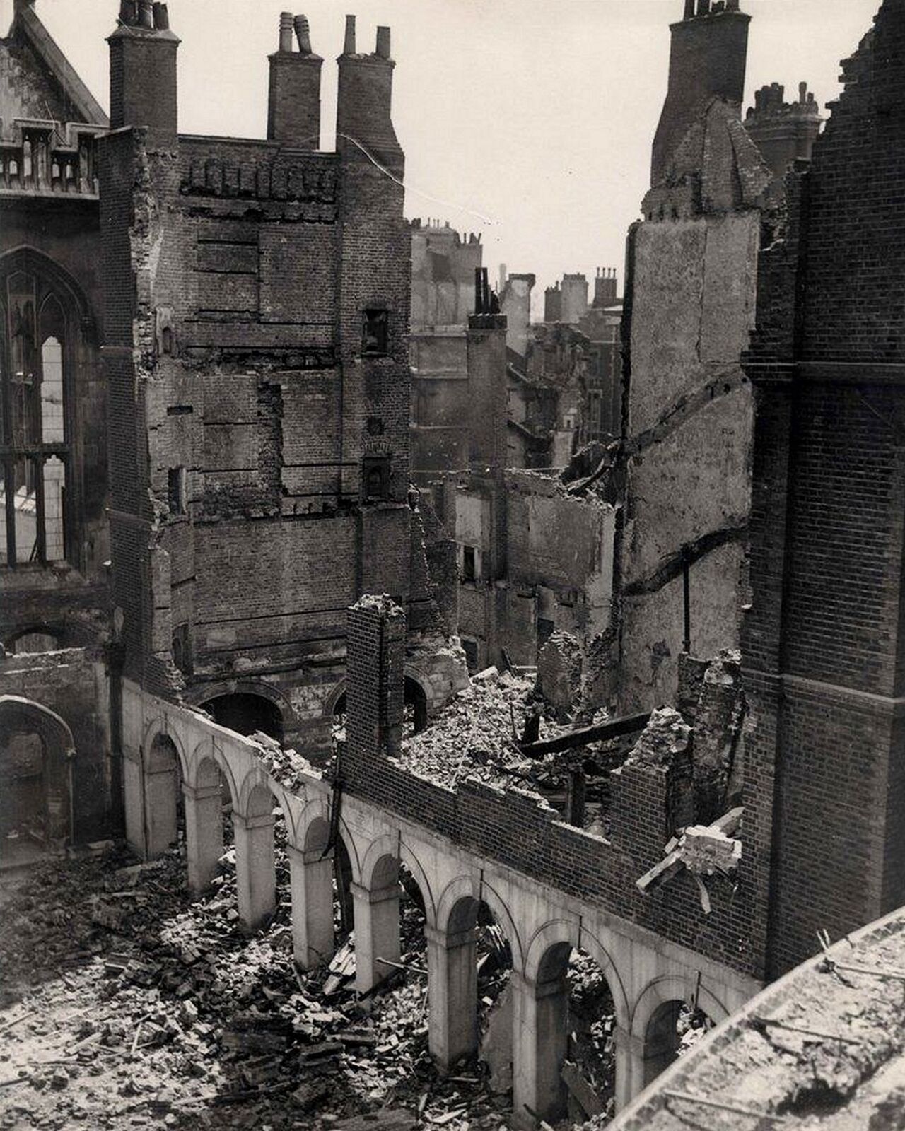 WW2 THE RUINS of LONDON - BLITZ PHOTO  (169-y)