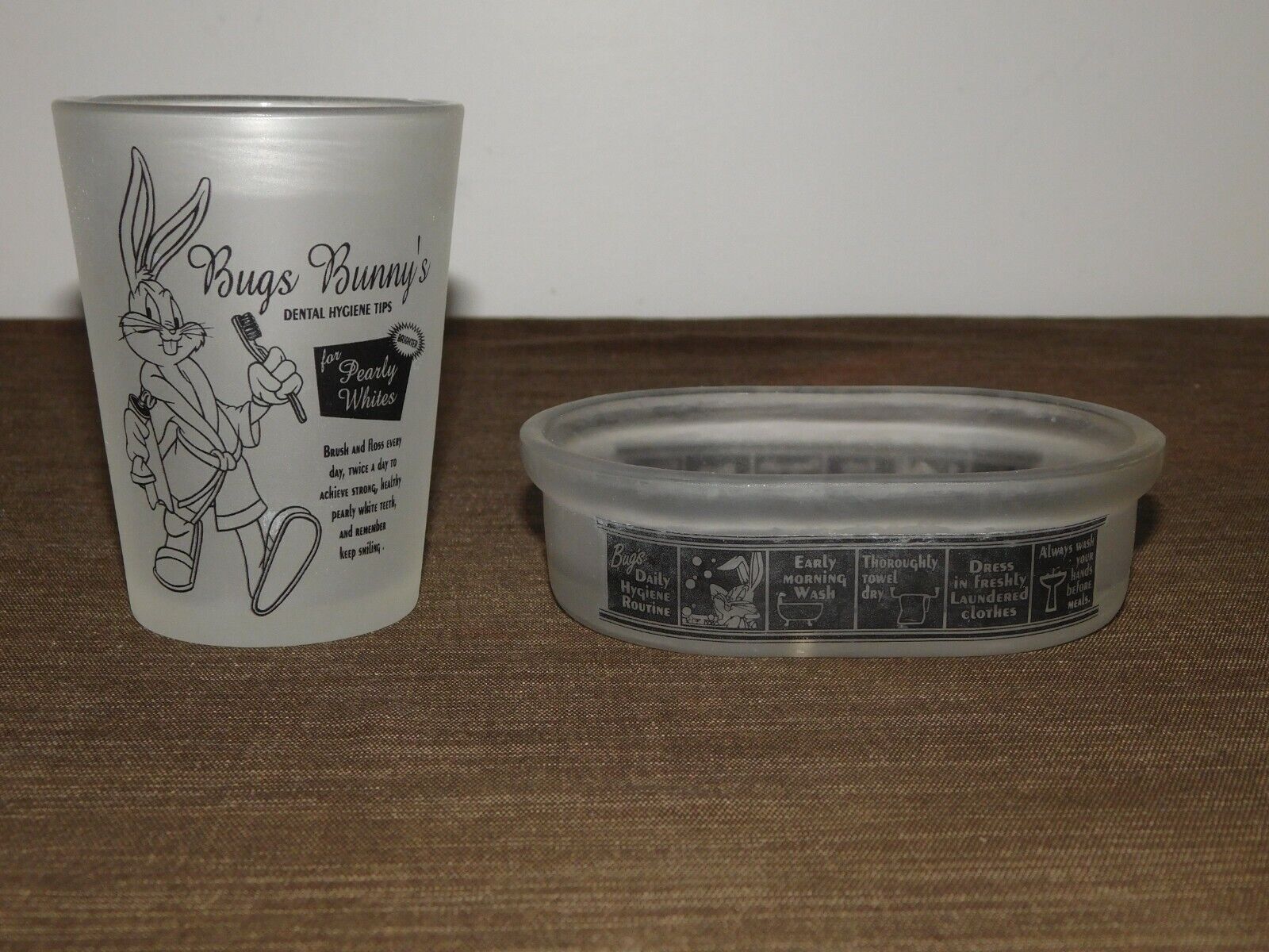 VINTAGE 1994 BUGS BUNNY\'S DENTAL HYGIENE TIPS GLASS CUP & ROUTINE SOAP DISH